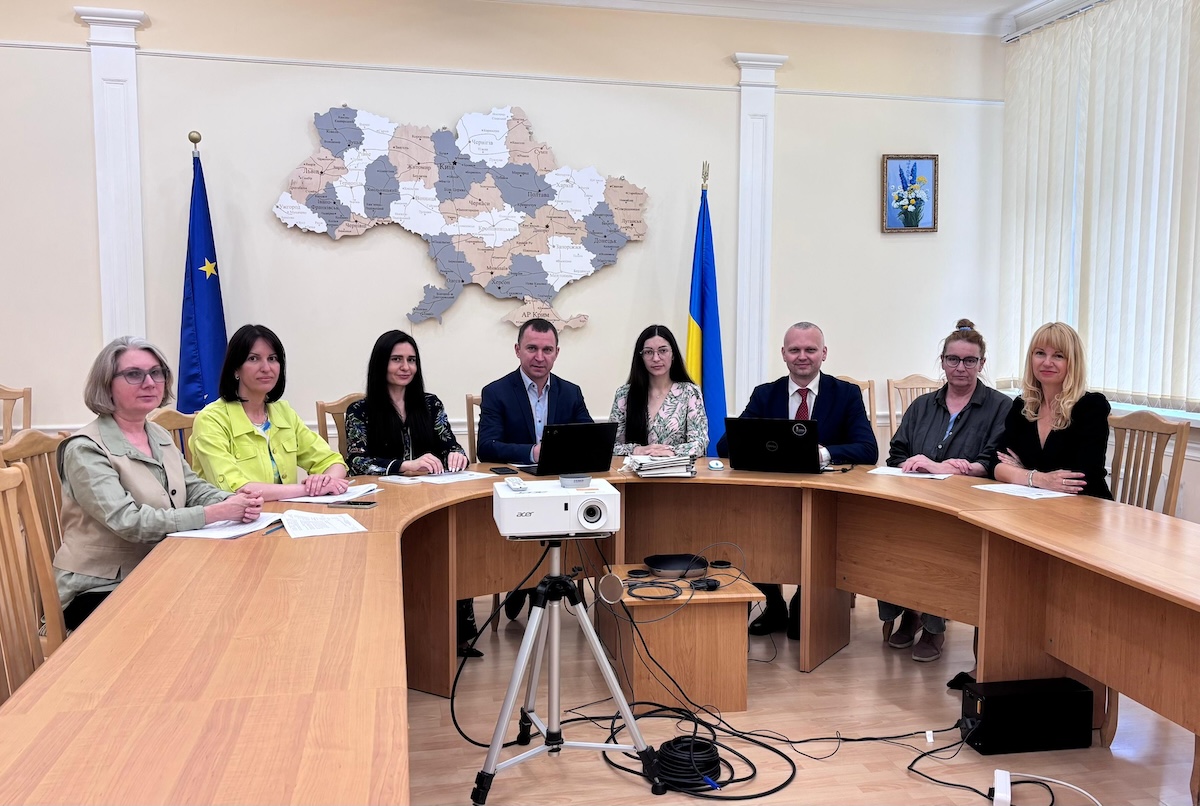 Банк та спецодяг: в яких ТМ дозволено використовувати назву “Україна” та код “UA”